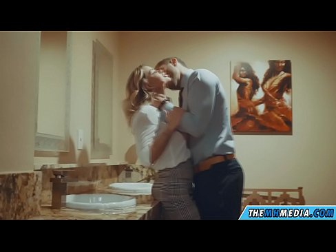 ❤️ Вақте ки як малламуй busty шумо дар як ҳоҷатхона ҷамъиятӣ seduces ❤️ Порно босифат дар tg.myteporn.ru ❌️